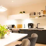 Zentrale Und Ruhige 4-raum-wohnung Für Bis Zu 6 Personen - Ideal Für Familien Und Gruppen Apartment *