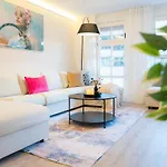Zentrale Und Ruhige 4-raum-wohnung Für Bis Zu 6 Personen - Ideal Für Familien Und Gruppen Apartment *