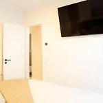 Apartment Zentrale Und Ruhige 4-raum-wohnung Für Bis Zu 6 Personen - Ideal Für Familien Und Gruppen