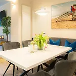 Apartment Zentrale Und Ruhige 4-raum-wohnung Für Bis Zu 6 Personen - Ideal Für Familien Und Gruppen Rostock