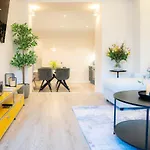 Zentrale Und Ruhige 4-raum-wohnung Für Bis Zu 6 Personen - Ideal Für Familien Und Gruppen Apartment