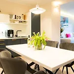 Apartment Zentrale Und Ruhige 4-raum-wohnung Für Bis Zu 6 Personen - Ideal Für Familien Und Gruppen