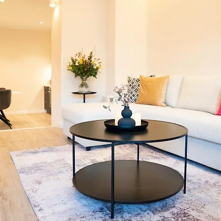 Apartment Zentrale Und Ruhige 4-raum-wohnung Fuer Bis Zu 6 Personen - Ideal Fuer Familien Und Gruppen *