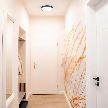 Apartment Zentrale Und Ruhige 4-raum-wohnung Fuer Bis Zu 6 Personen - Ideal Fuer Familien Und Gruppen *