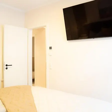 Apartment Zentrale Und Ruhige 4-raum-wohnung Fuer Bis Zu 6 Personen - Ideal Fuer Familien Und Gruppen
