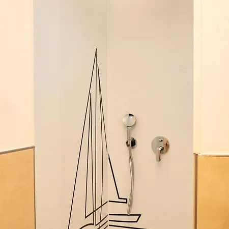 Apartment Zentrale Und Ruhige 4-raum-wohnung Fuer Bis Zu 6 Personen - Ideal Fuer Familien Und Gruppen *
