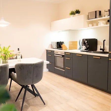 Apartment Zentrale Und Ruhige 4-raum-wohnung Fuer Bis Zu 6 Personen - Ideal Fuer Familien Und Gruppen *