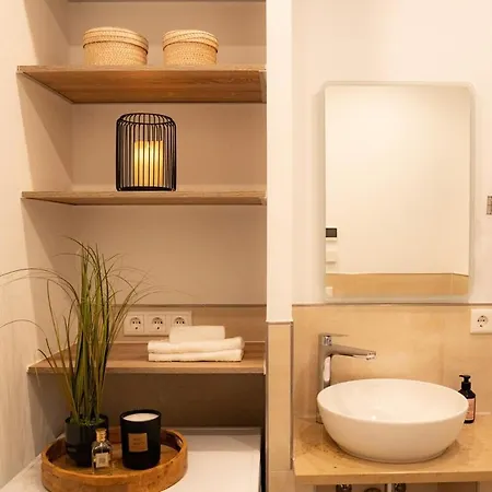 Zentrale Und Ruhige 4-raum-wohnung Fuer Bis Zu 6 Personen - Ideal Fuer Familien Und Gruppen Apartment *