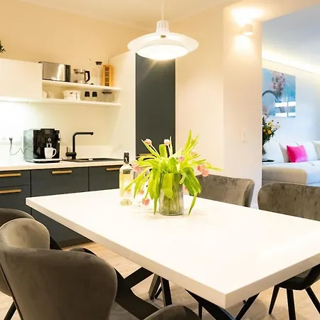 Apartment Zentrale Und Ruhige 4-raum-wohnung Fuer Bis Zu 6 Personen - Ideal Fuer Familien Und Gruppen